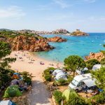 Entre sable fin et roches rouges : le cadre paradisiaque de votre camping sur l'Île-Rousse